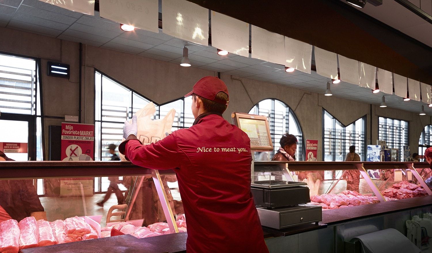 Een medewerker van D&D aan de stand in de hal van de Foodmet